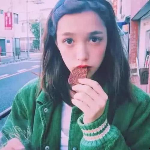 吃瓜女孩锁屏图片高清,高清锁屏图片中的吃瓜女孩奇幻之旅