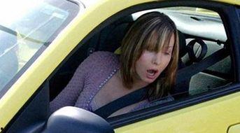 女的开车吃瓜,女性司机边开车边吃瓜的趣味瞬间