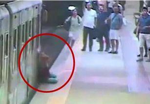 火车男子回头吃瓜视频,这瓜吃出了新境界！