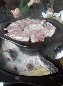 烤肉美女吃瓜,美味与欢乐共享