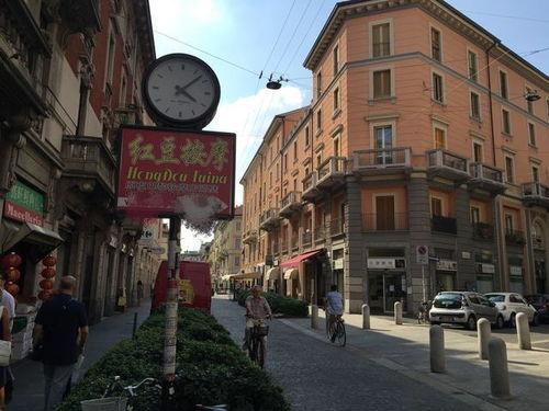 意大利华人街吃瓜,揭秘当地美食文化，吃瓜群众的热议焦点