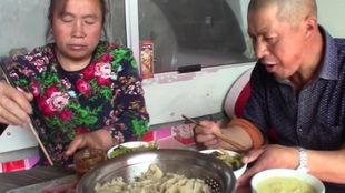 放羊回家吃瓜,乡村生活的惬意时光